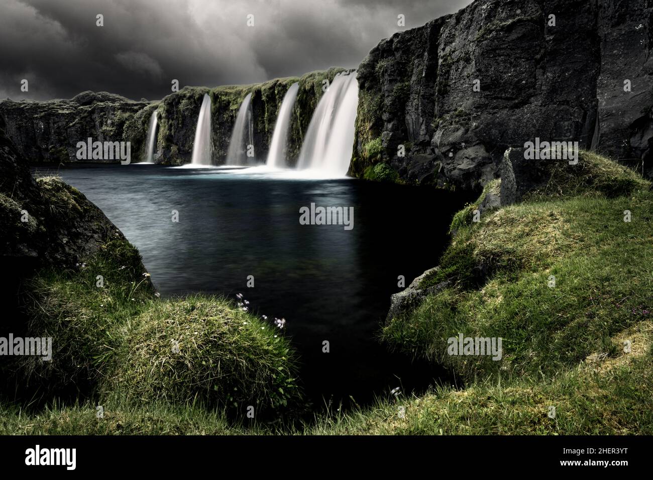 Versteckter Wasserfall an einem ruhigen Ort in Island. Stockfoto