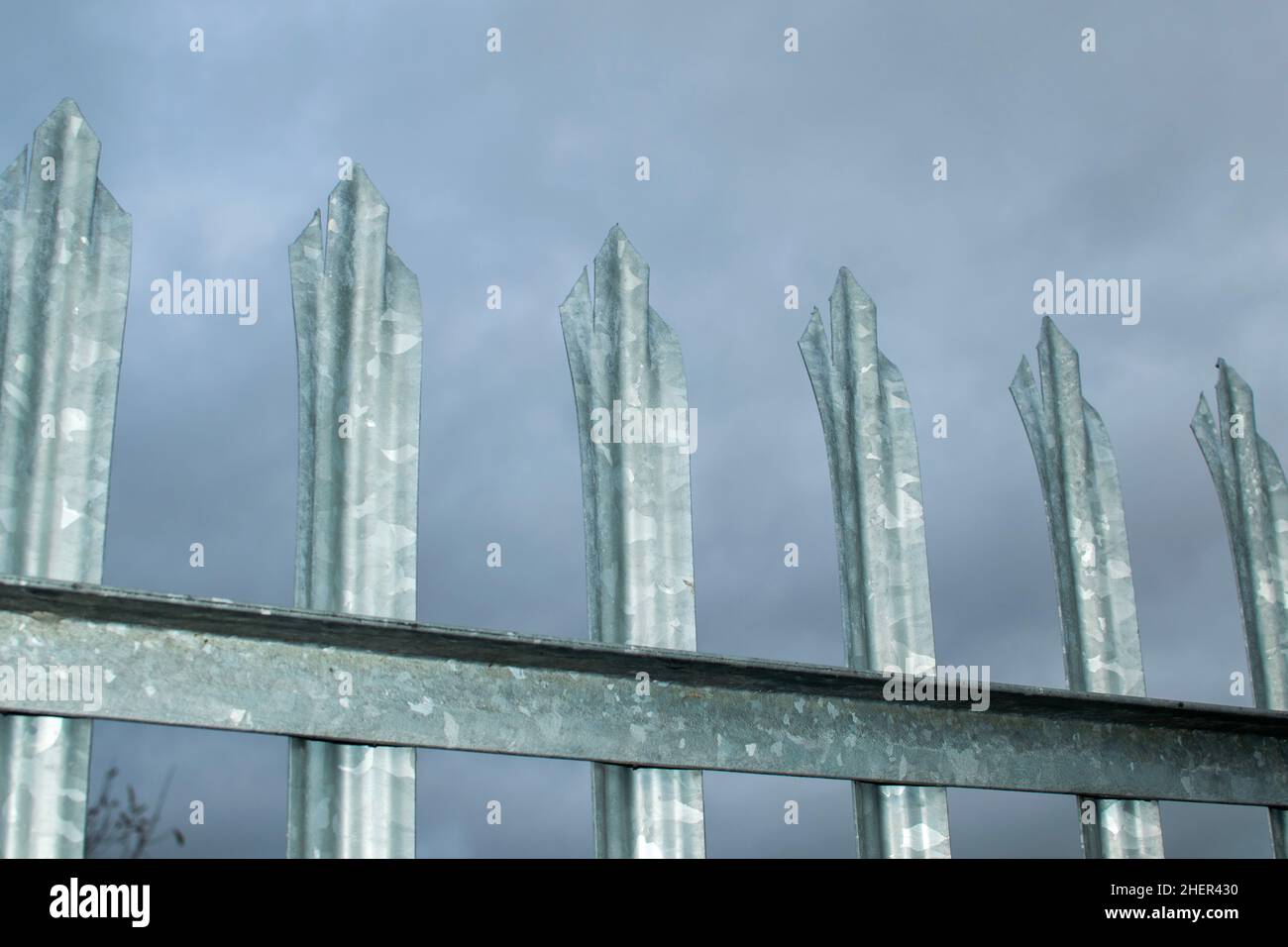 Dekorative Metalloberflächen von Toren auf dem Grundstück Stockfoto