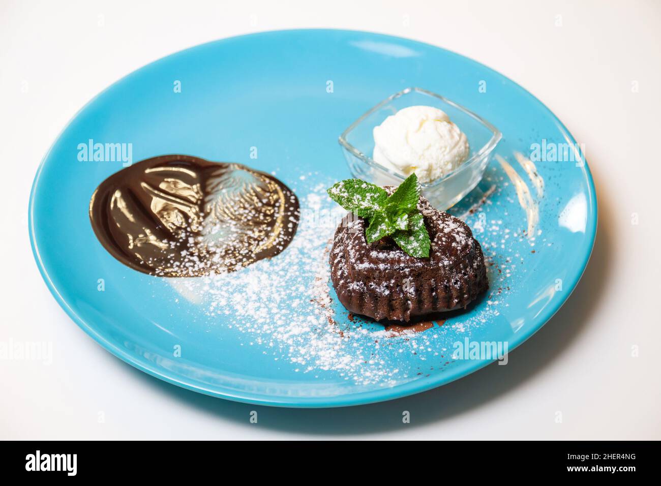 Warmes Schokoladenfondant mit einer Kugel Eis Stockfoto