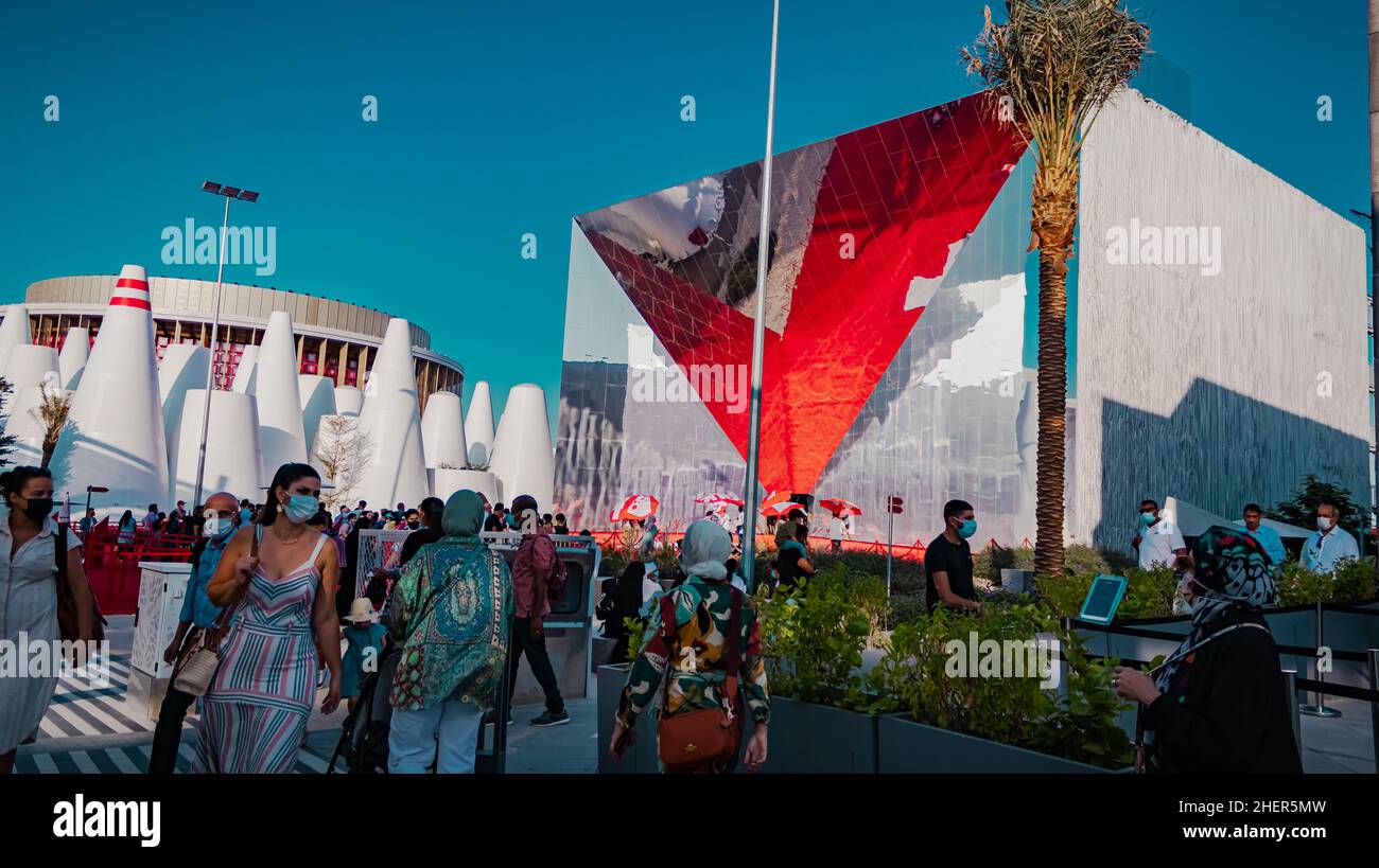 Menschen posieren vor dem Hintergrund der Pavillons von Österreich und der Schweiz auf der Expo 2020 Stockfoto