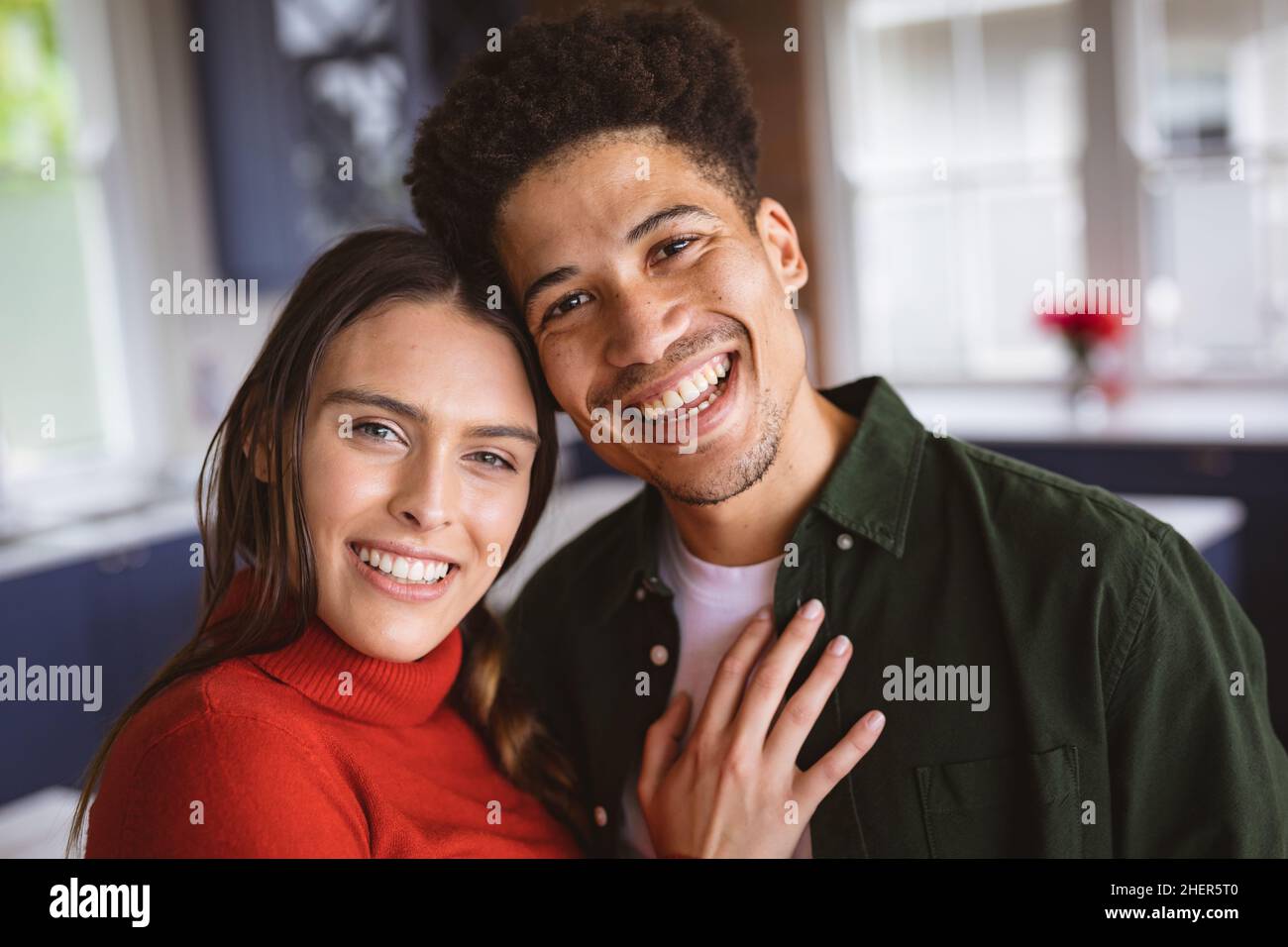 Porträt eines glücklichen jungen Biracial Freund und Freundin zu Hause Stockfoto