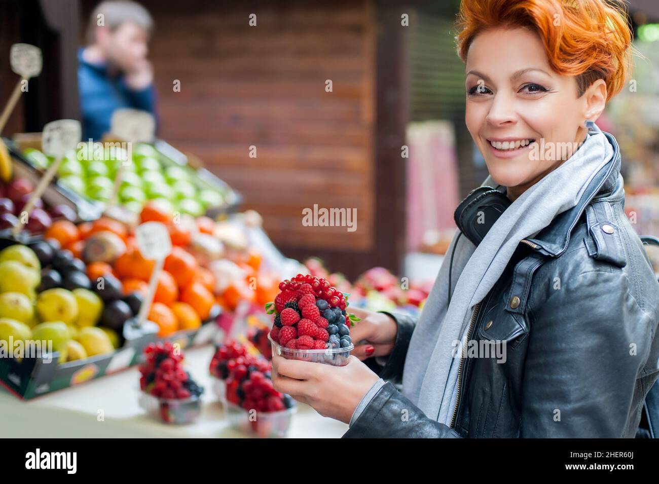 Junge Frau kauft Obst und Gemüse auf dem Straßenmarkt Stockfoto