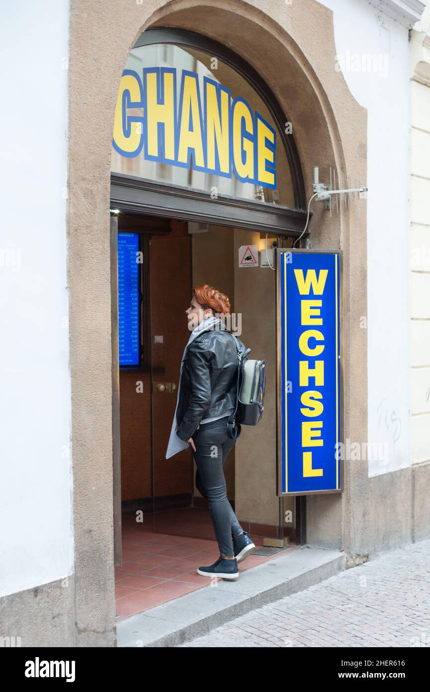 Touristenfrau tritt in das Exchage Curency Office auf der Straße ein Stockfoto