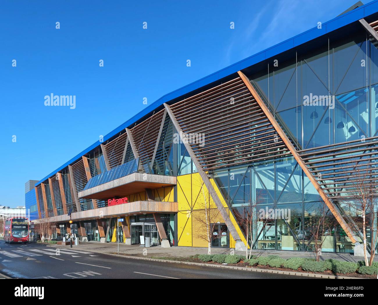 Hauptfassade und Eingang zum IKEA Store in Greenwich, Südost-London, Großbritannien. Millennium Leisure Park. Stockfoto