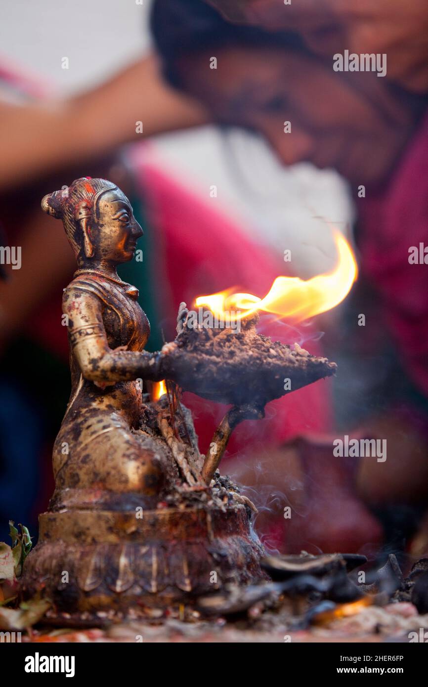 Hindu-Idol mit brennendem Weihrauch und scharlachrot während der nepalesischen Neujahrsfeierlichkeiten (Bisket Jatra) in Bhaktapur. Stockfoto