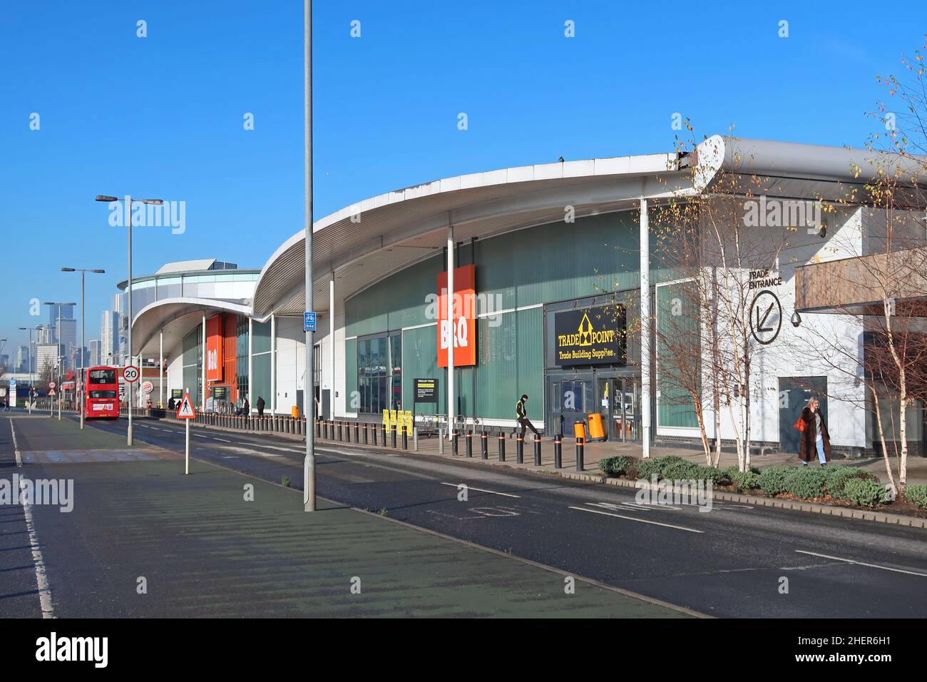 Hauptfassade und Eingang zum B&Q-Supermarkt in Greenwich, Südost-London, Großbritannien. Millennium Leisure Park. Stockfoto