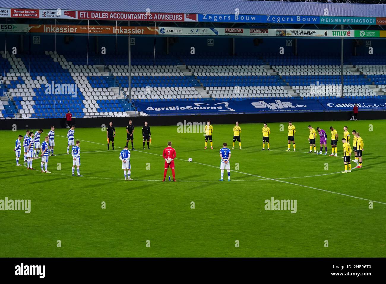 DOETINCHEM, NIEDERLANDE - JANUAR 9: Assistenzreferent Jordi Been, Schiedsrichter Clay Ruperti, Der Schiedsrichter Yorick Weterings und die Teams von De Graafschap und VVV-Venlo beobachten vor dem Anpfiff eine Schweigeminute, um an all die sogenannten Superboeren zu erinnern, die im Jahr 2021 während des niederländischen Keukenkampioendivisie-Spiels zwischen De Graafschap und VVV-Venlo am 9. Januar in De Vijverberg verstorben sind, 2022 in Doetinchem, Niederlande (Bild von Rene Nijhuis/Orange Picturs) Stockfoto