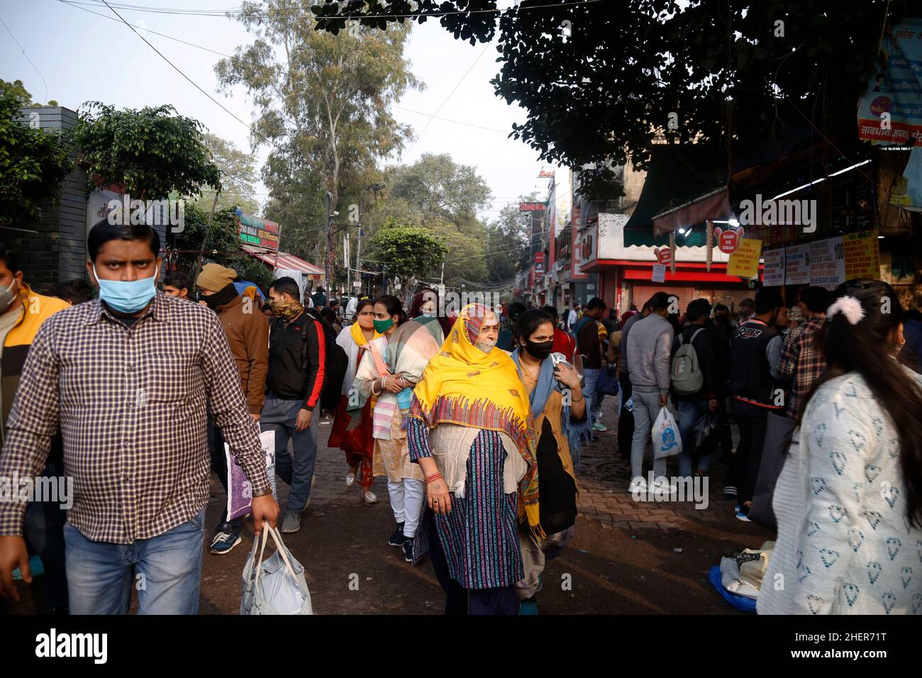 Delhi, Indien. 10th Januar 2022. Am 10. Januar 2022 laufen die Menschen durch den Sarojini Nagar-Markt in Delhi in Indien. Covid-19 Coronavirus-Fälle haben aufgrund der omicron-Variante zugenommen. (Foto: Haripriya Shaji/Pacific Press/Sipa USA) Quelle: SIPA USA/Alamy Live News Stockfoto