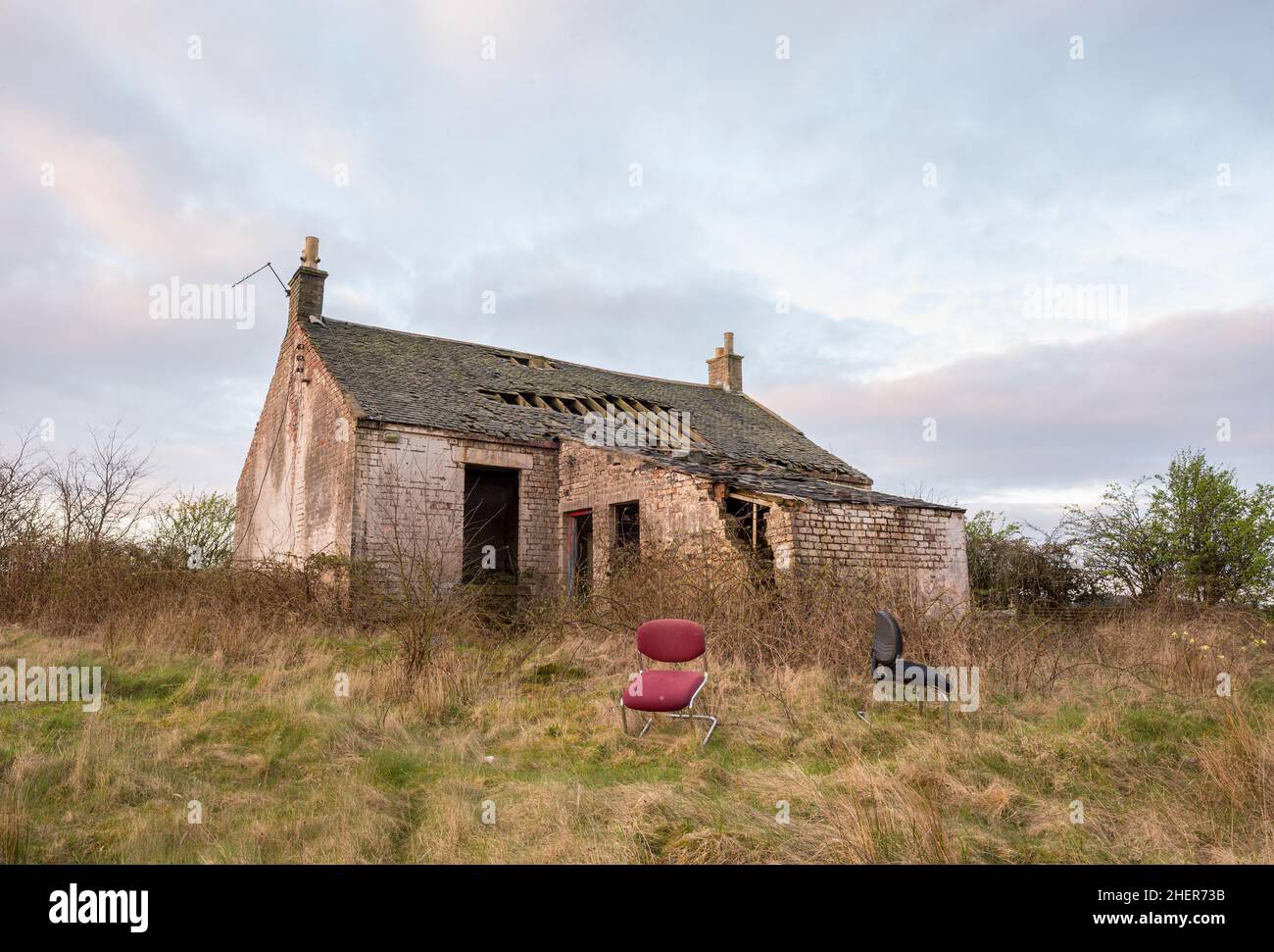 Abgelegene verödete Hütte in ländlicher Umgebung in Schottland. Stockfoto