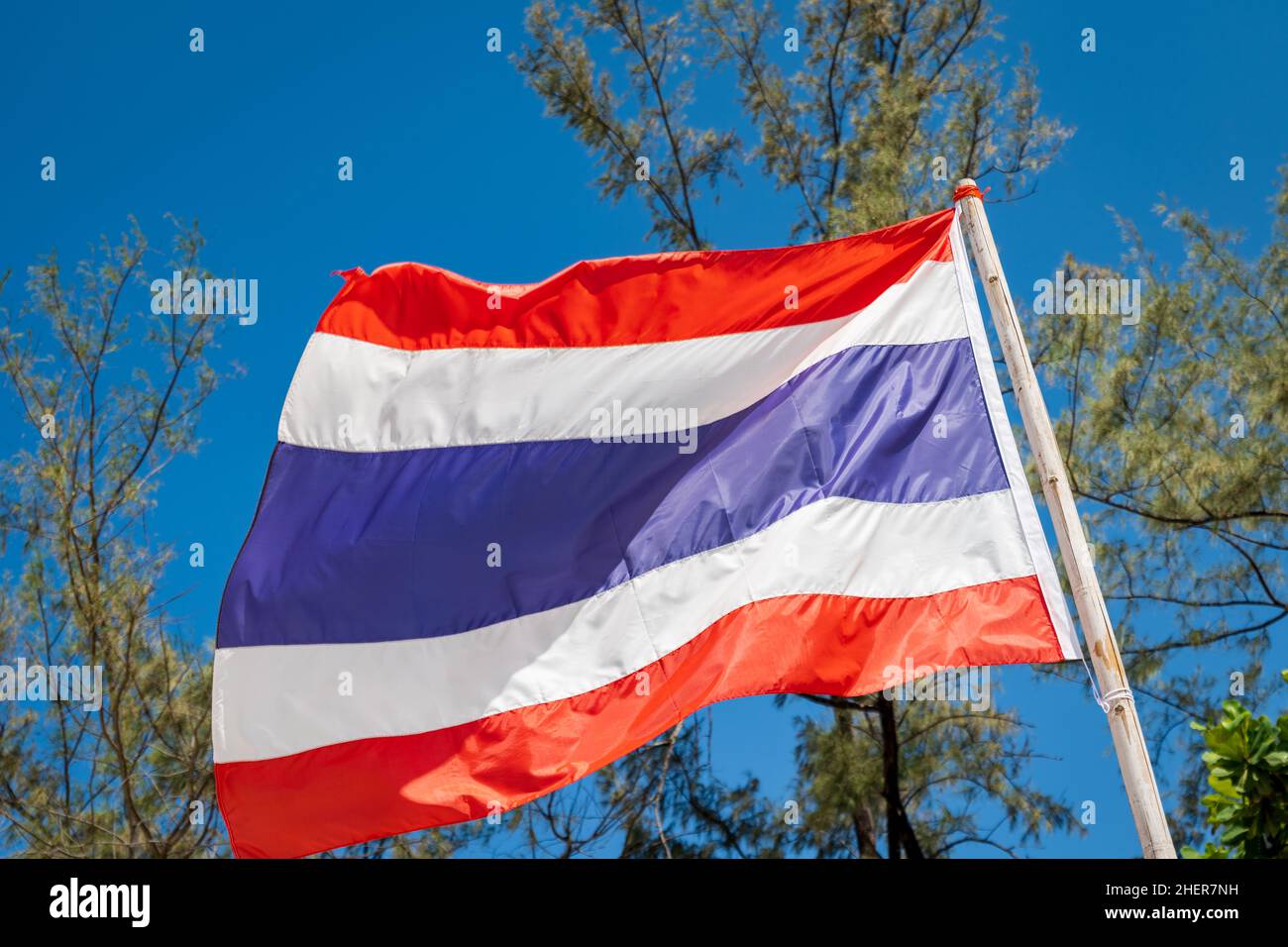 Thailand Flagge, Nationalflagge von Thailand winkt vor blauem Himmel Hintergrund. Flagge des thailändischen Königreichs. Stockfoto