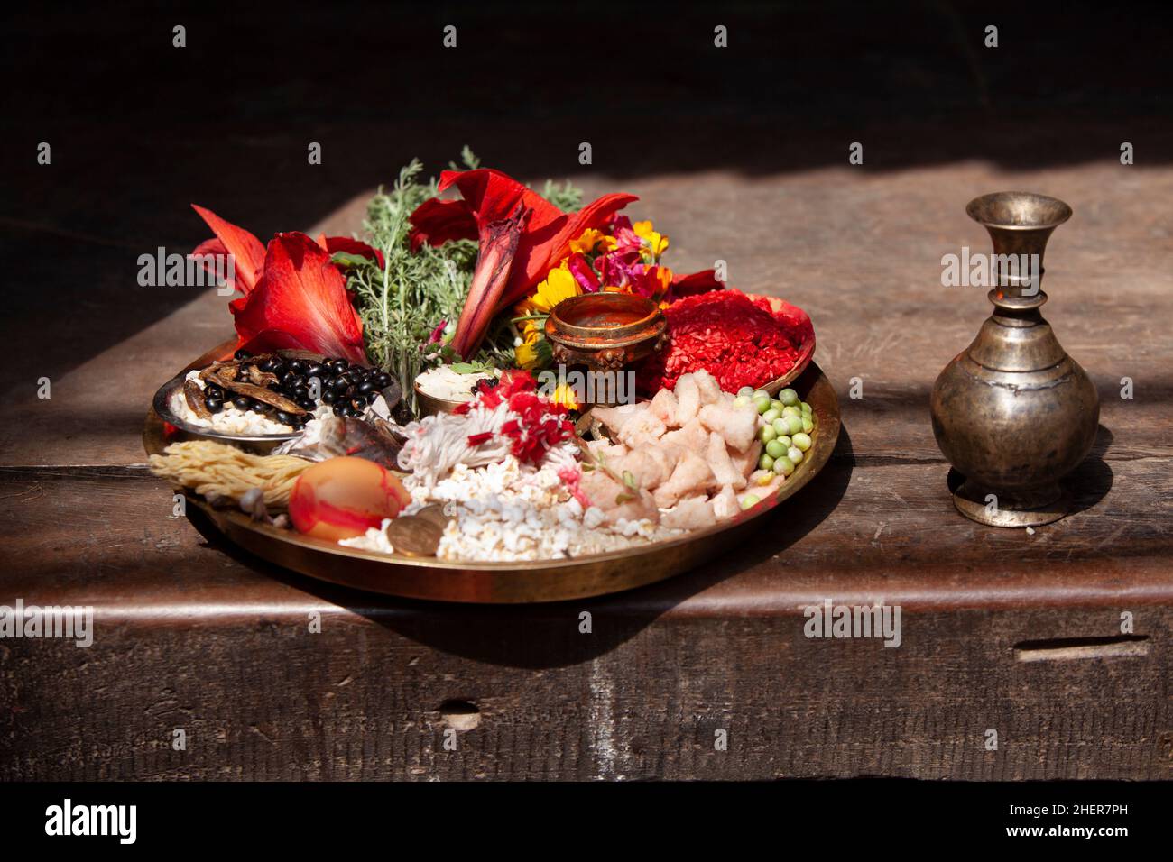 Puja (Gebet) während der Bisket Jatra, der nepalesischen Hindu-Neujahrsfeier, die in der UNESCO-Weltkulturerbe-Stadt Bhaktapur stattfand. Stockfoto