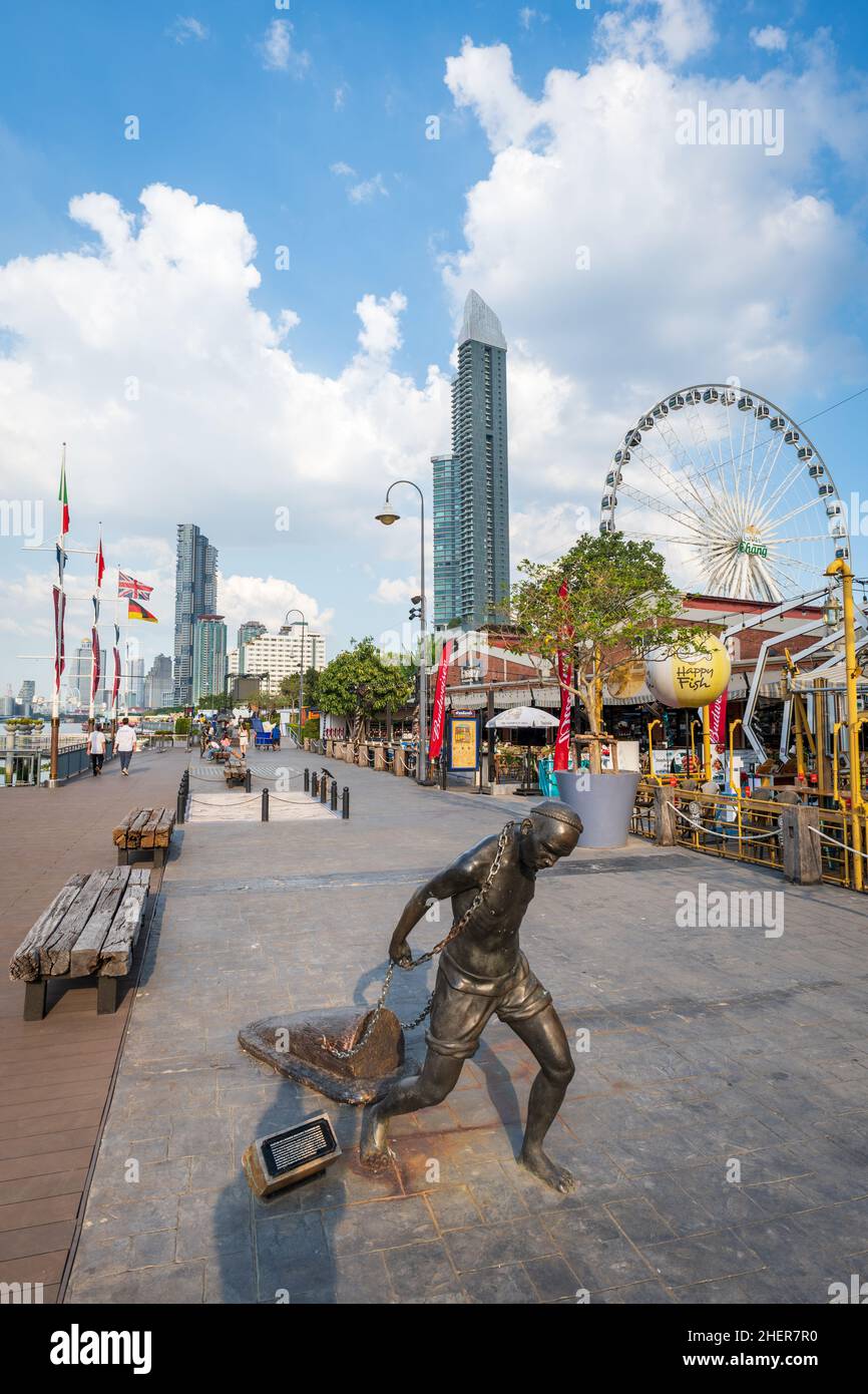 Bangkok, Thailand - Dezember 2021: Asiatique The Riverfront, ein beliebtes großes Open-Air-Einkaufszentrum in Bangkok, Thailand. Der Blick auf das Einkaufszentrum Asiatique Stockfoto