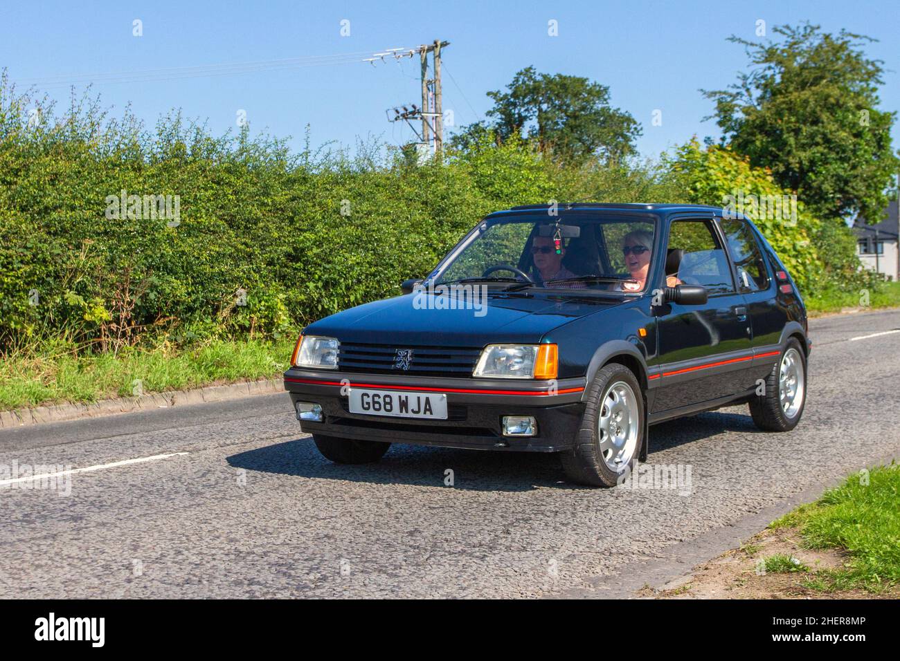 1990 90s schwarzer Peugeot 205 GTI 1905cc 2 dr Benzin, auf dem Weg zur Capesthorne Hall classic July Car Show, Ceshire, Großbritannien Stockfoto