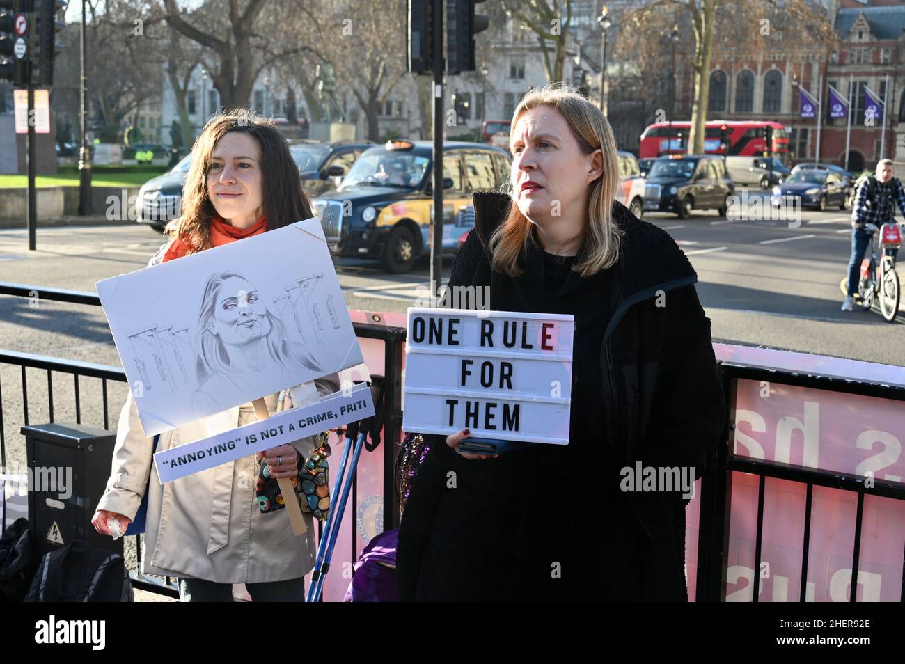 London, Großbritannien. Regierungsfeindliche Demonstranten demonstrierten am Tag auf dem Parliament Square, an dem Premierminister Boris Johnson weitere Fragen zu den Lockdown-Parteien in der Downing Street Nr. 10 stellte. Stockfoto