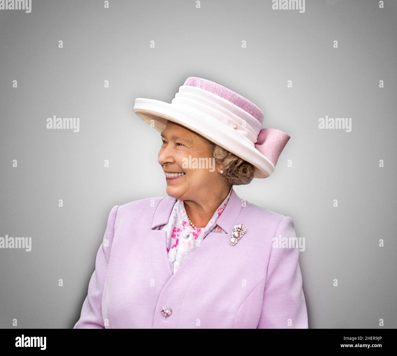 QUEEN ELIZABETH II Portrait lächelndes Cut-out-Verfahren Halblanges Porträt eines glücklichen lächelnden Dreiviertelansicht von Königin Elizabeth II Ausschnitt auf einem neutralen, schlichten Hintergrund Auftragsbild fotografiert von © Ian Shaw Stockfoto