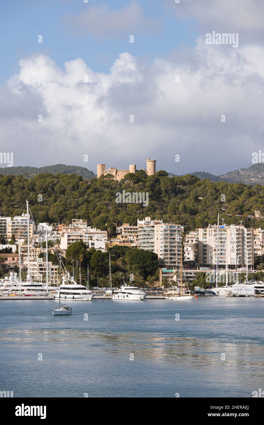 Castillo de Bellver desde el mar Stockfoto