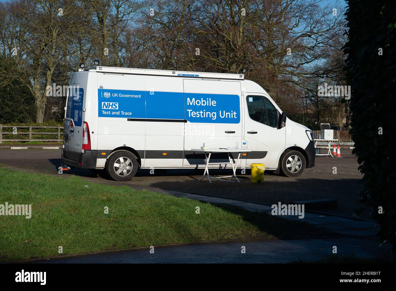 Windsor, Großbritannien. 12th. Januar 2022. Es war ein ruhiger Tag an der mobilen Covid-19 Testing Unit, die heute wieder in Windsor PCR-Tests machte. Ab dem 11th. Januar 2022 müssen Patienten mit einem positiven Covid-19 Lateral Flow Test nicht mehr einen konfimatorischen PCR-Test absolvieren. Dies bedeutet einen großen Rückgang der positiven Fallberichte von Covid-19, was es schwierig macht, zu wissen, wie viele Covid-19 tatsächlich sind. Quelle: Maureen McLean/Alamy Live News Stockfoto