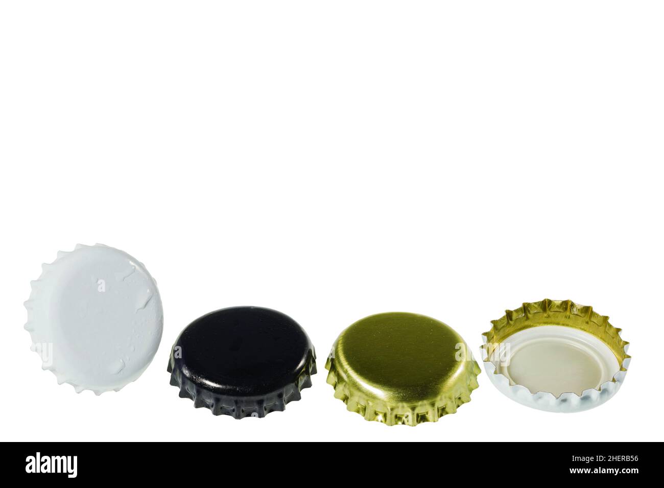 Nahaufnahme von vier verschiedenen schwarzen und weißen Metallkappen mit isolierten Tropfen auf weißem Hintergrund. Stockfoto
