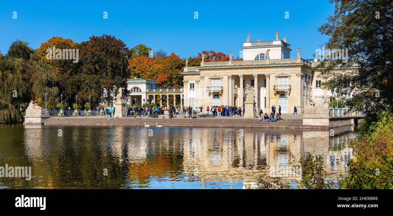 Warschau, Polen - 10. September 2021: Königspalast auf der Isle Palac na Wodzie bekannt als Badepalast im Royal Lazienki Krolewskie Park in Ujazdow Stockfoto