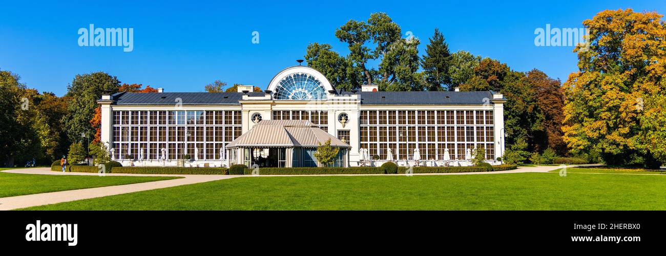 Warschau, Polen - 10. September 2021: Historischer Pavillon der Neuen Orangerie Nowa Pomaranczarnia im Royal Lazienki Krolewskie Park im Stadtteil Ujazdow Stockfoto