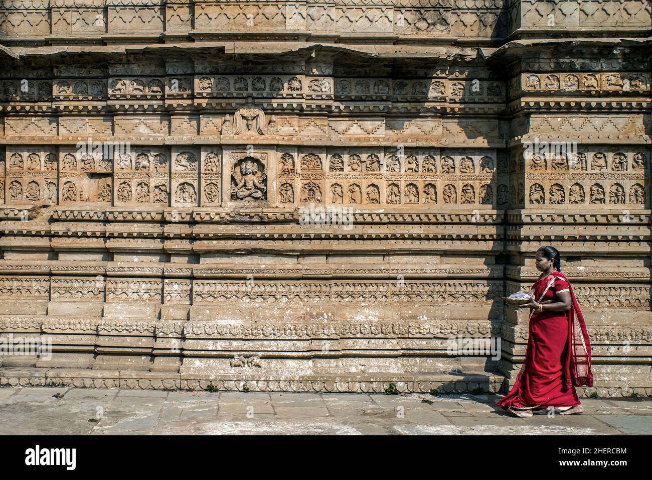 01 08 2018 komplizierte Schnitzereien von Gott und Göttin auf dem Achaleshwar Temple Complex, Jatpura Gate Rd, Bazar ward, Chandrapur, Maharashtra Indien. Stockfoto