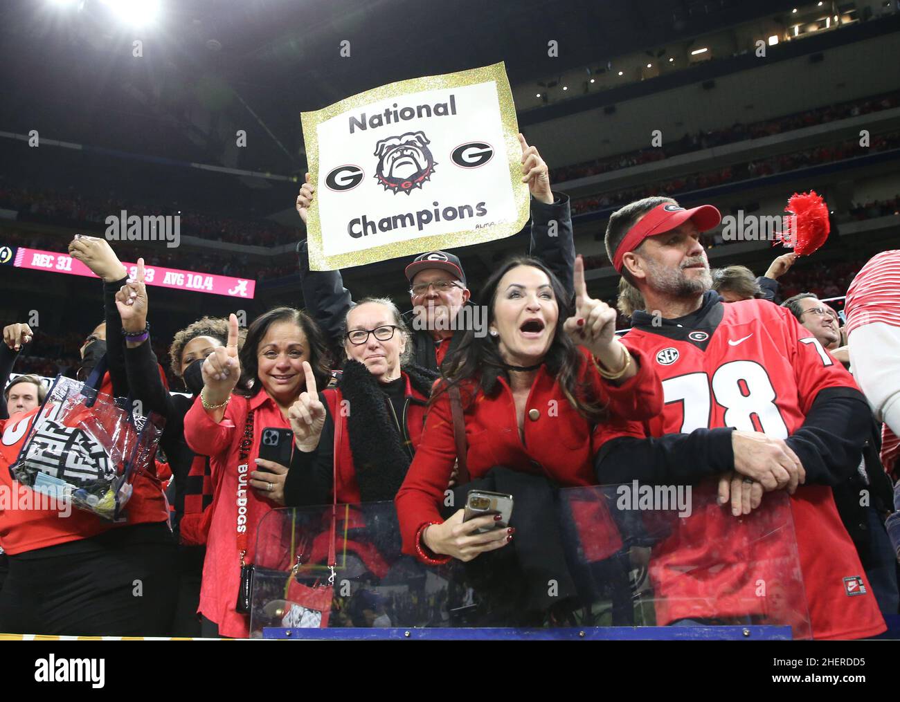 Georgia Bulldogs-Fans feiern am Montag, den 10. Januar 2022, im indischen Lucas Oil Stadium während des Spiels der CFP College Football National Championship 2022 Stockfoto