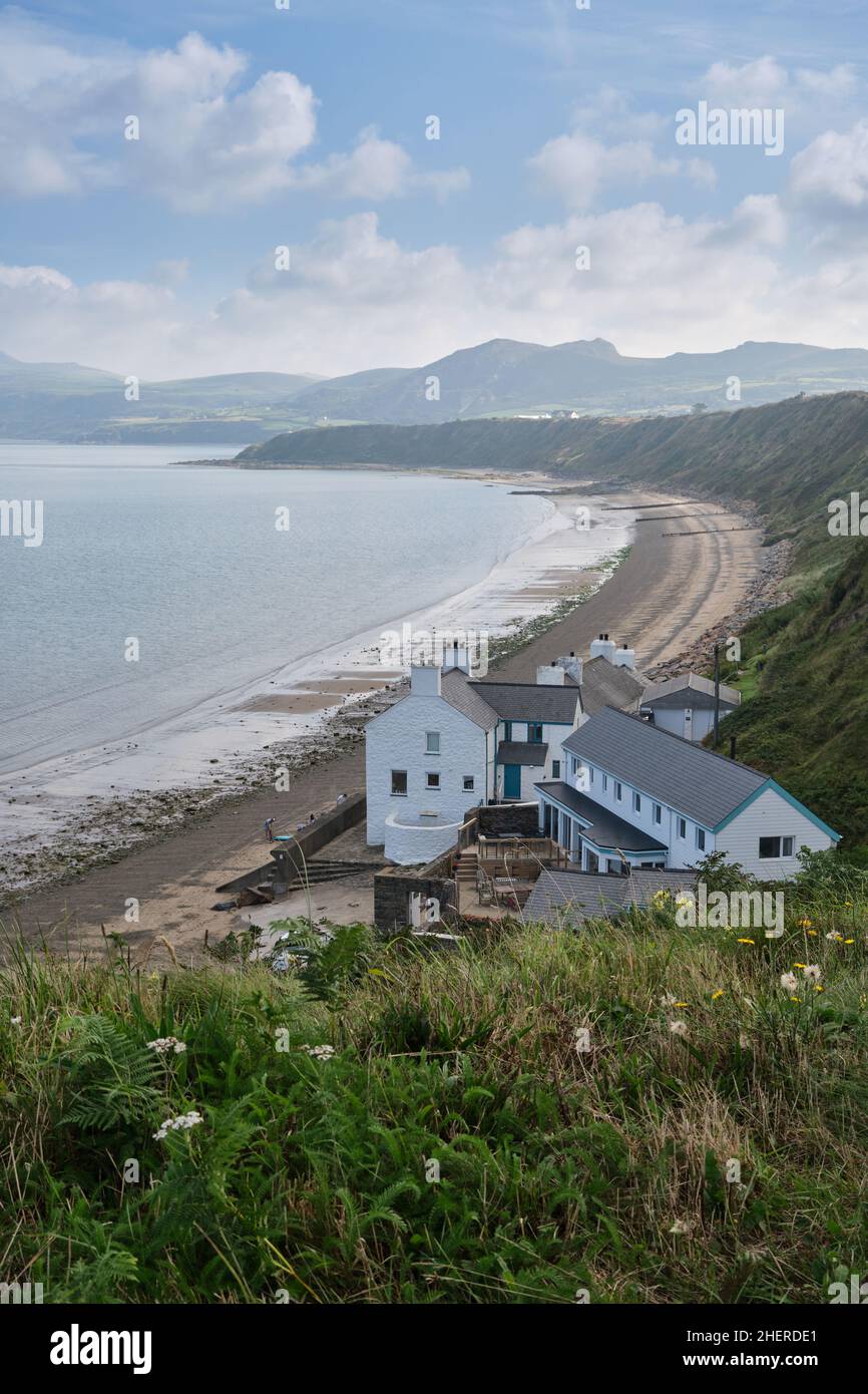 Strandhotel in Morfa Nefyn mit einem halbmondförmigen Strand, der zur Landzunge vor Penrhyn Nefyn führt. Stockfoto