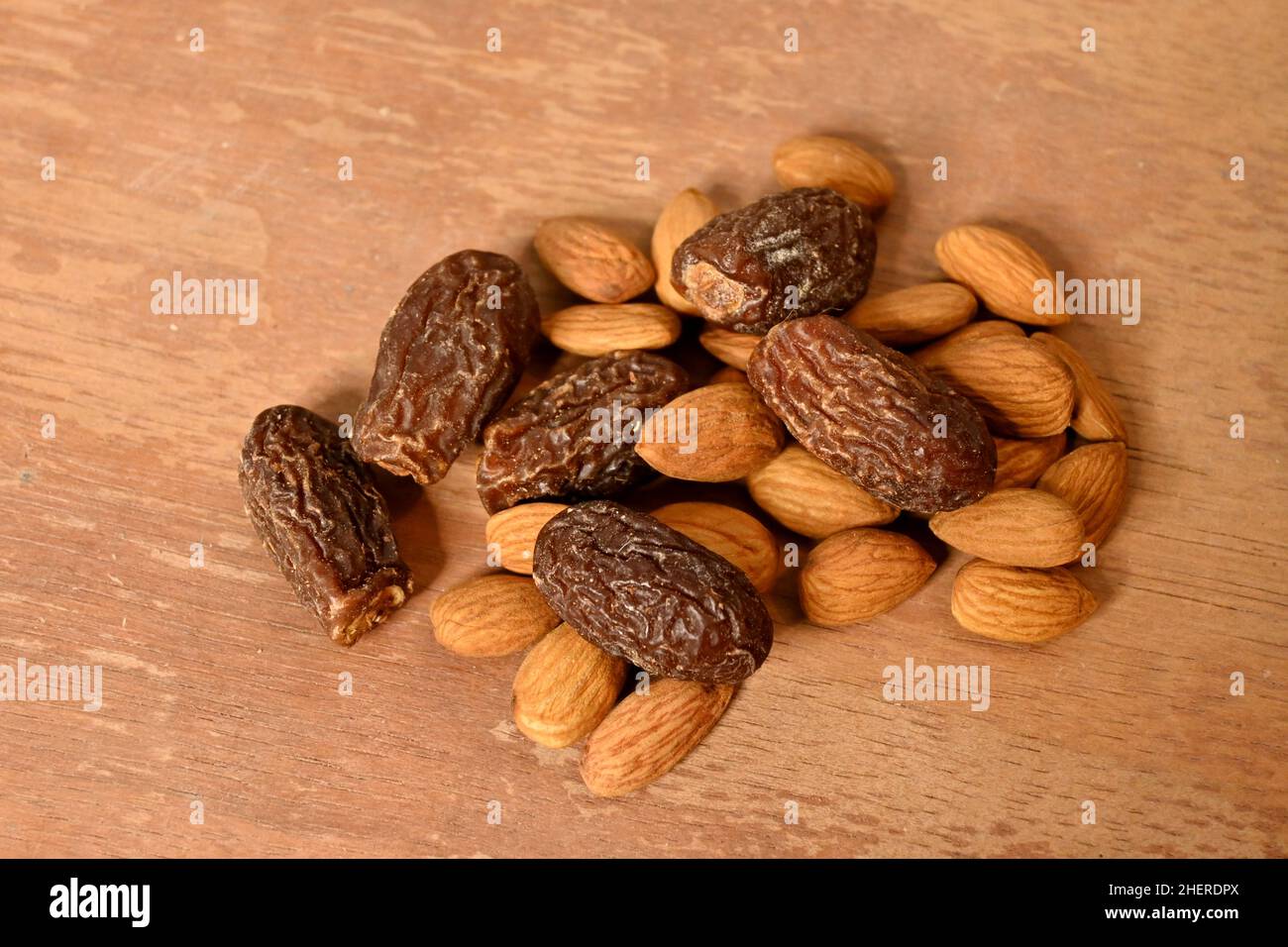 Nahaufnahme der braunen Mandelnüsse mit braunen Synonymen auf unscharf braunem Hintergrund. Stockfoto