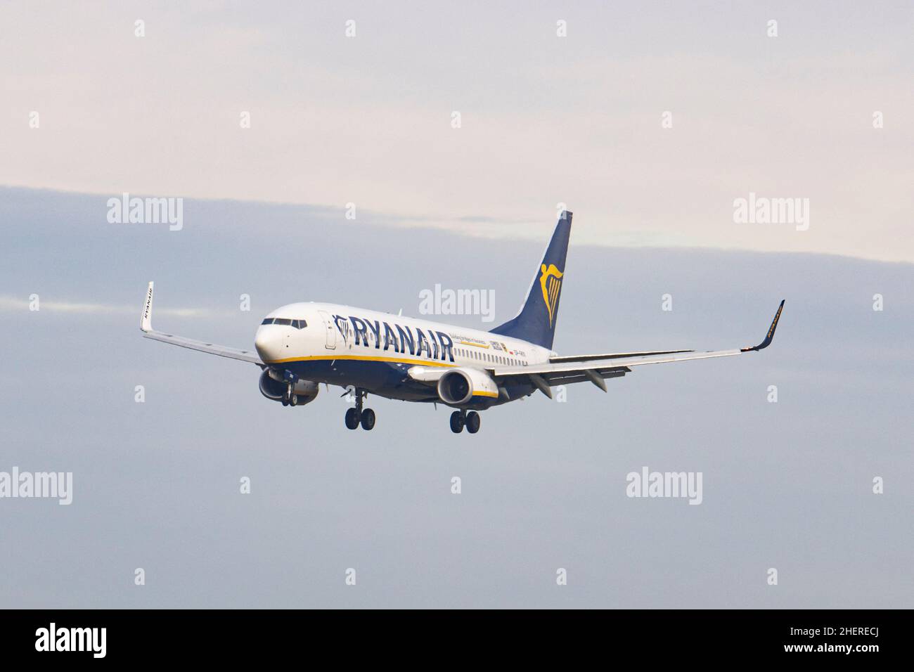 Eindhoven, Niederlande. 11th Januar 2022. Eine Boeing 737-800 der irischen Billigfluggesellschaft Ryanair - Buzz fliegt und landet auf dem niederländischen Flughafen Eindhoven. Das Billigflugflugzeug ist unter der Registrierung SP-RKK. Kredit: SOPA Images Limited/Alamy Live Nachrichten Stockfoto