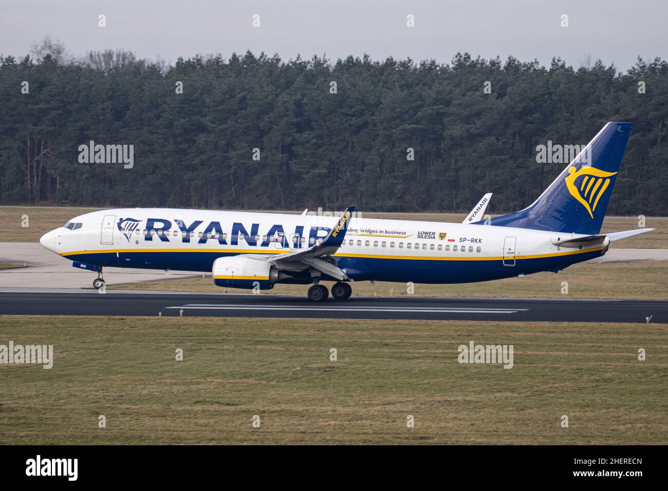 Eindhoven, Niederlande. 11th Januar 2022. Eine Boeing 737-800 der irischen Billigfluggesellschaft Ryanair - Buzz fliegt und landet auf dem niederländischen Flughafen Eindhoven. Das Billigflugflugzeug ist unter der Registrierung SP-RKK. Kredit: SOPA Images Limited/Alamy Live Nachrichten Stockfoto