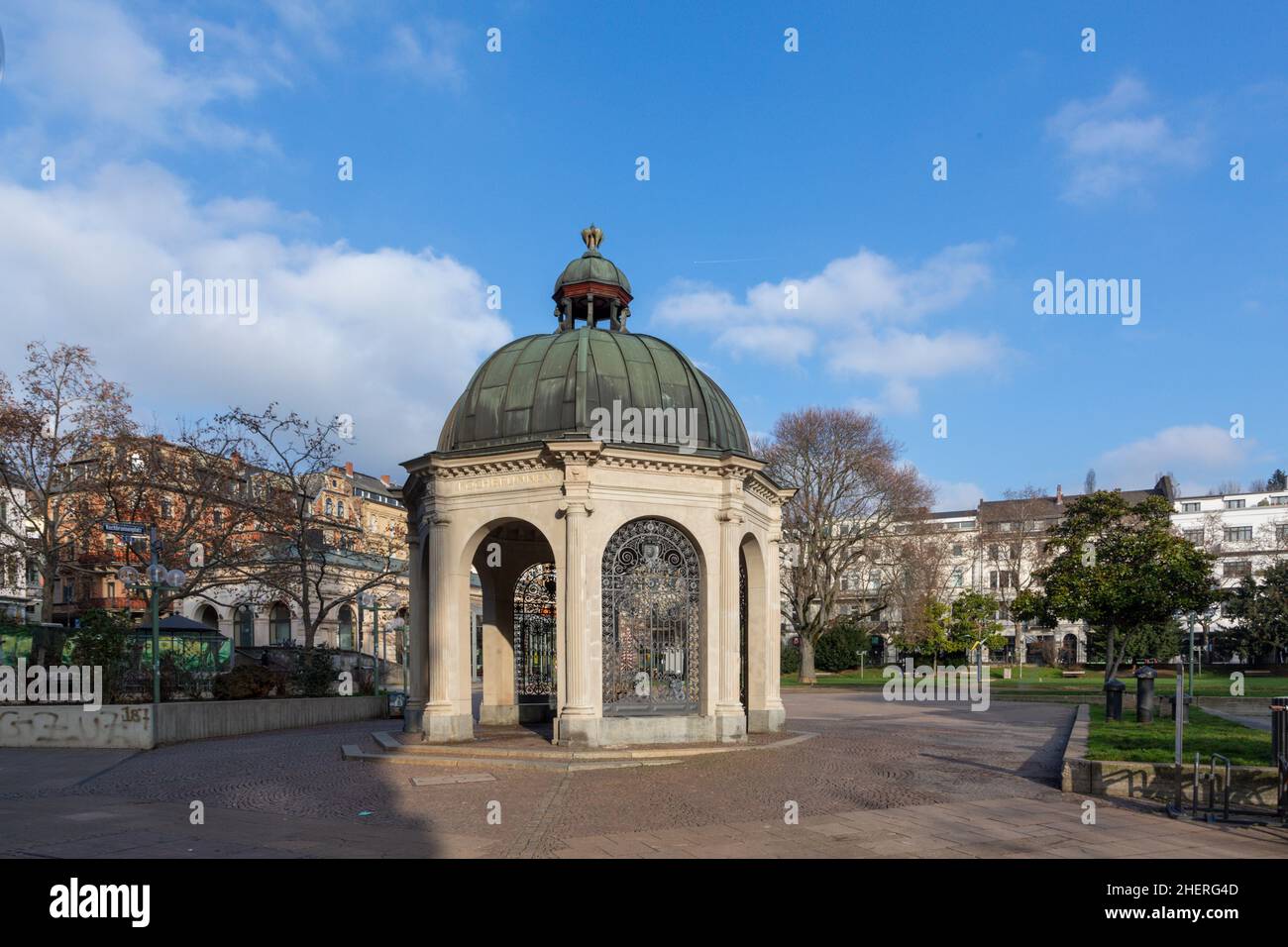 Historischer Kochbrunnen - heißer Brunnen - in Wiesbaden, eine thermische Warmwasserquelle für die medizinische Therapie Stockfoto