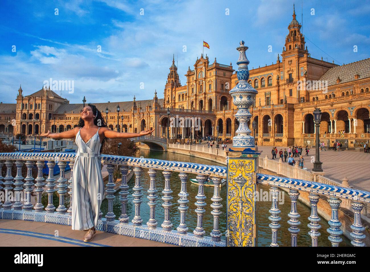 Tourist in Plaza de Espana Sevilla, Blick auf Menschen, die an einem Sommernachmittag durch die historische Plaza de Espana in Sevilla (Sevilla) gehen, Andalusien, Stockfoto