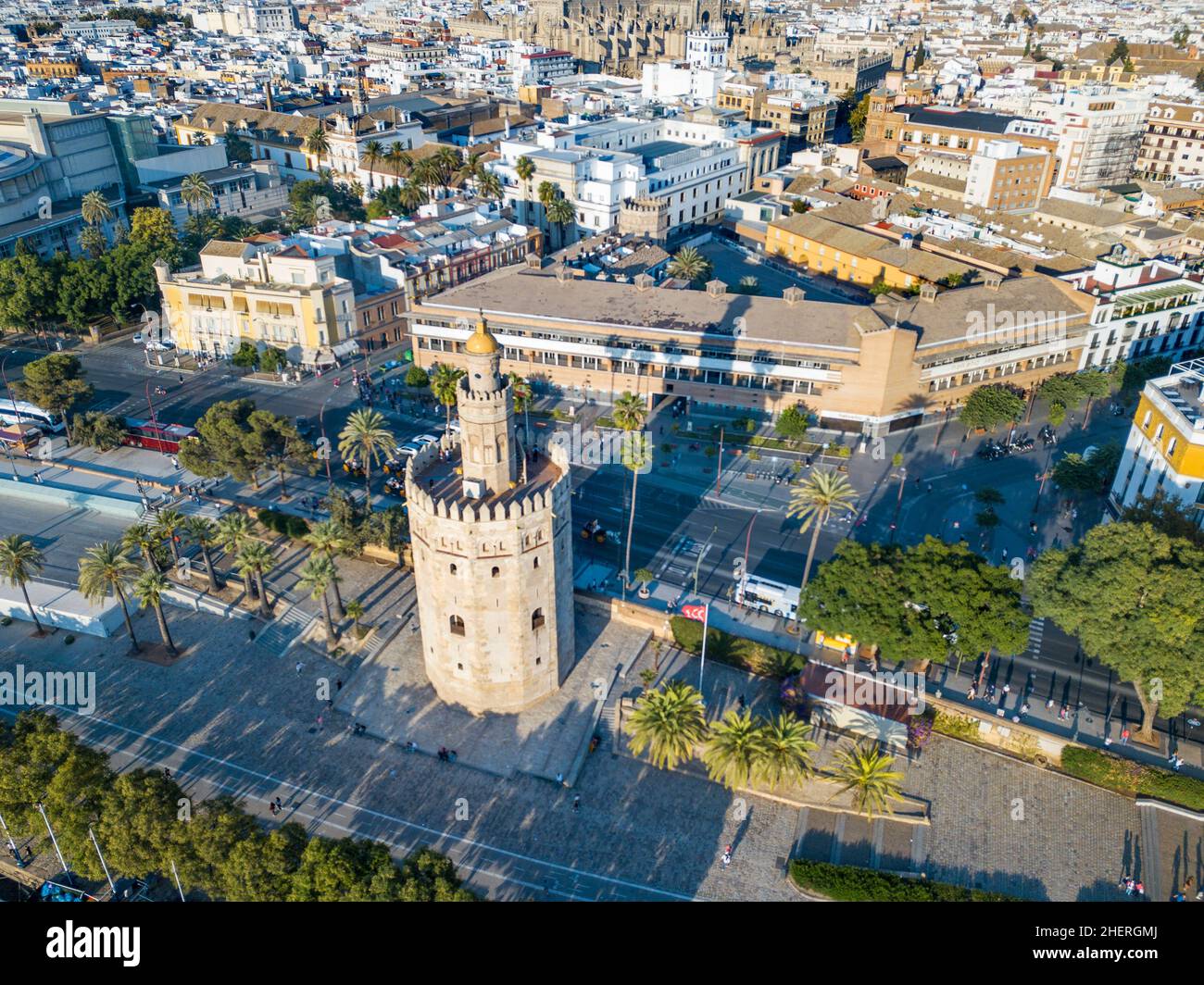Luftaufnahme des Torre del Oro, was sich mit dem Turm des Goldes übersetzt - historisches Wahrzeichen aus dem XIII. Jahrhundert in Sevilla, Andalusien, Spanien Stockfoto
