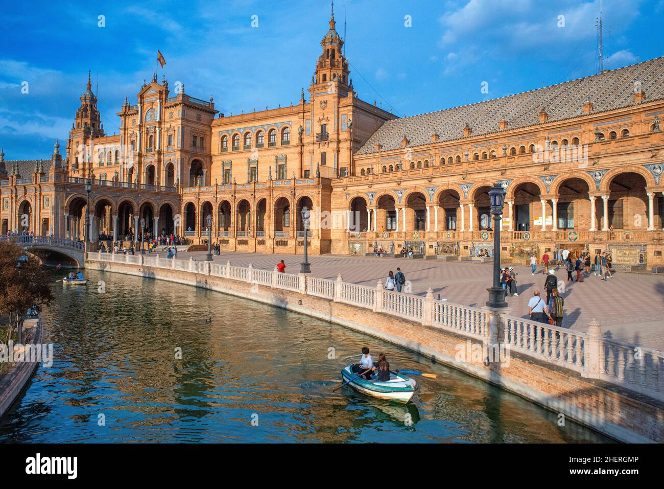Boote auf der Plaza de Espana Sevilla, Blick auf Menschen, die an einem Sommernachmittag durch die historische Plaza de Espana in Sevilla (Sevilla) laufen, Andalucia, S Stockfoto