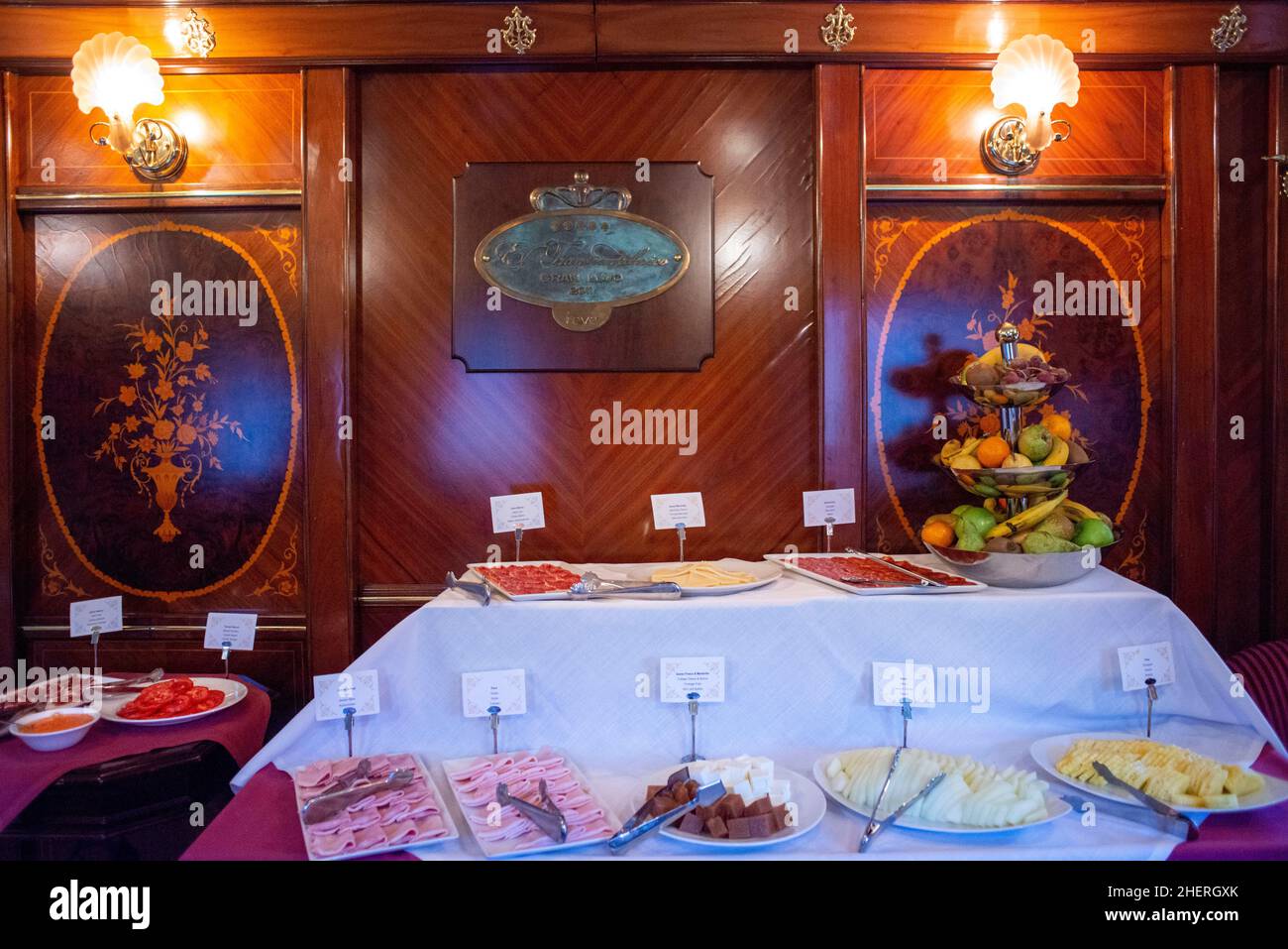 Typisch spanisches Essen Frühstück der Luxuszug Al-Andalus fährt durch Andalusien Spanien. Der Al Andalus-Zug nimmt eine Tour von 7 Tagen und 6 Nächten in Anspruch Stockfoto