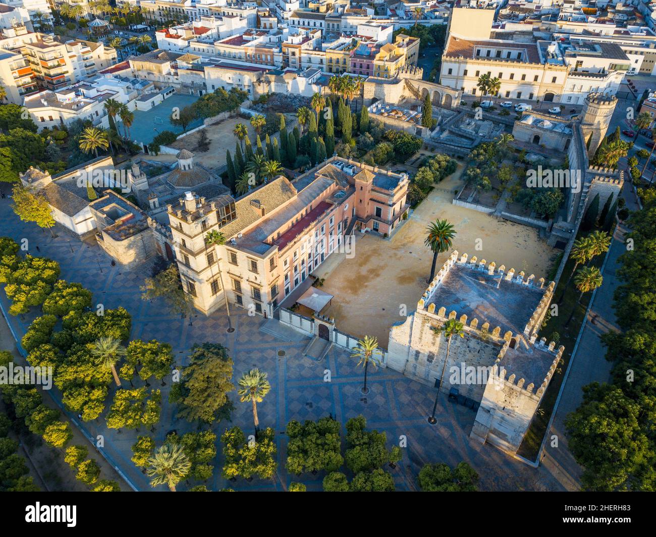 Luftaufnahme der Gärten Jardines del Alcázar in der Provinz Jerez de la Frontera Caácz Spanien. Alcázar de Jerez de la Frontera, (Andalusien, Spanien) Stockfoto