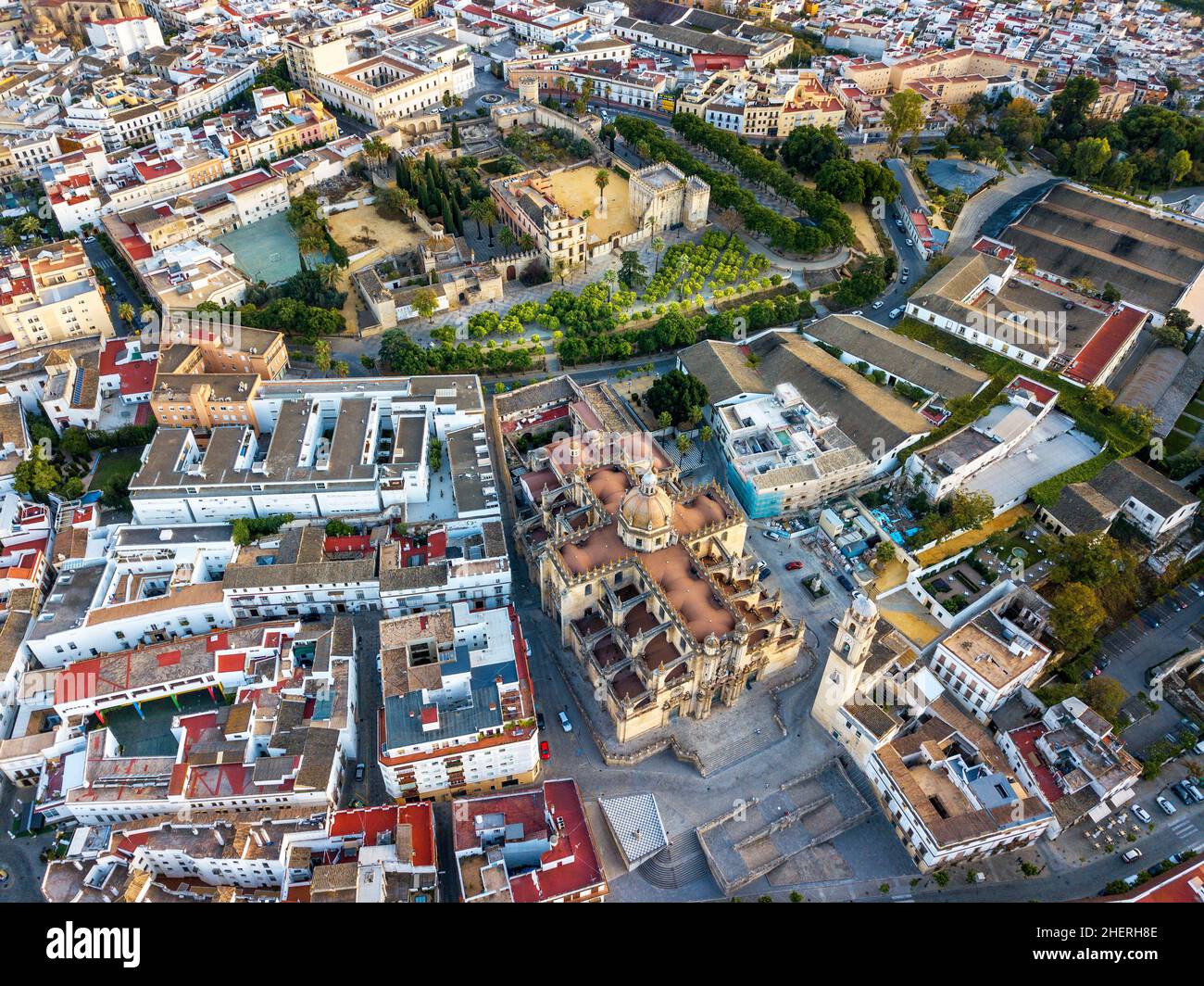 Luftaufnahme der Gärten Jardines del Alcázar und der Kathedrale des heiligen Retters in der Provinz Jerez de la Frontera Caáz Spanien. Stockfoto