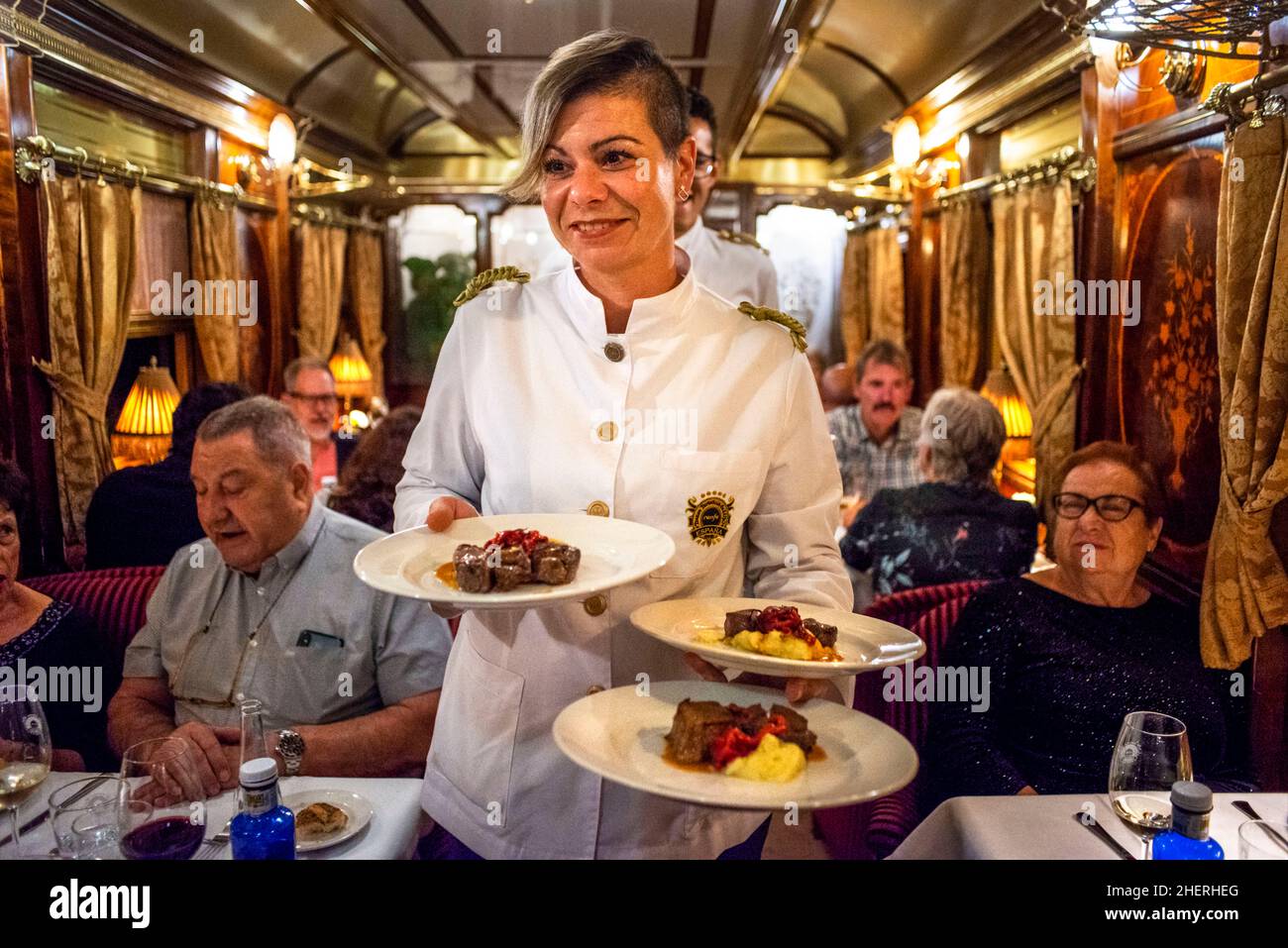 Gourmet-Gerichte werden im Luxuszug Al-Andalus serviert, der durch Andalusien Spanien fährt. Der Al Andalus-Zug nimmt eine Tour von 7 Tagen und 6 Nächten, vis Stockfoto
