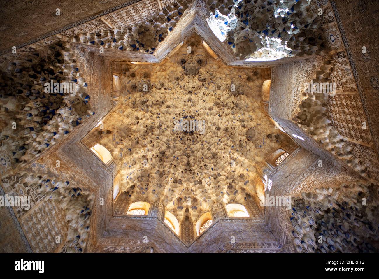 Alhambra Palast Nasriden Paläste: Decke des Sala de los Abencerrajes Saal des Abencerrajes, Granada, Andalusien Spanien Europa. Sala de los Abence Stockfoto