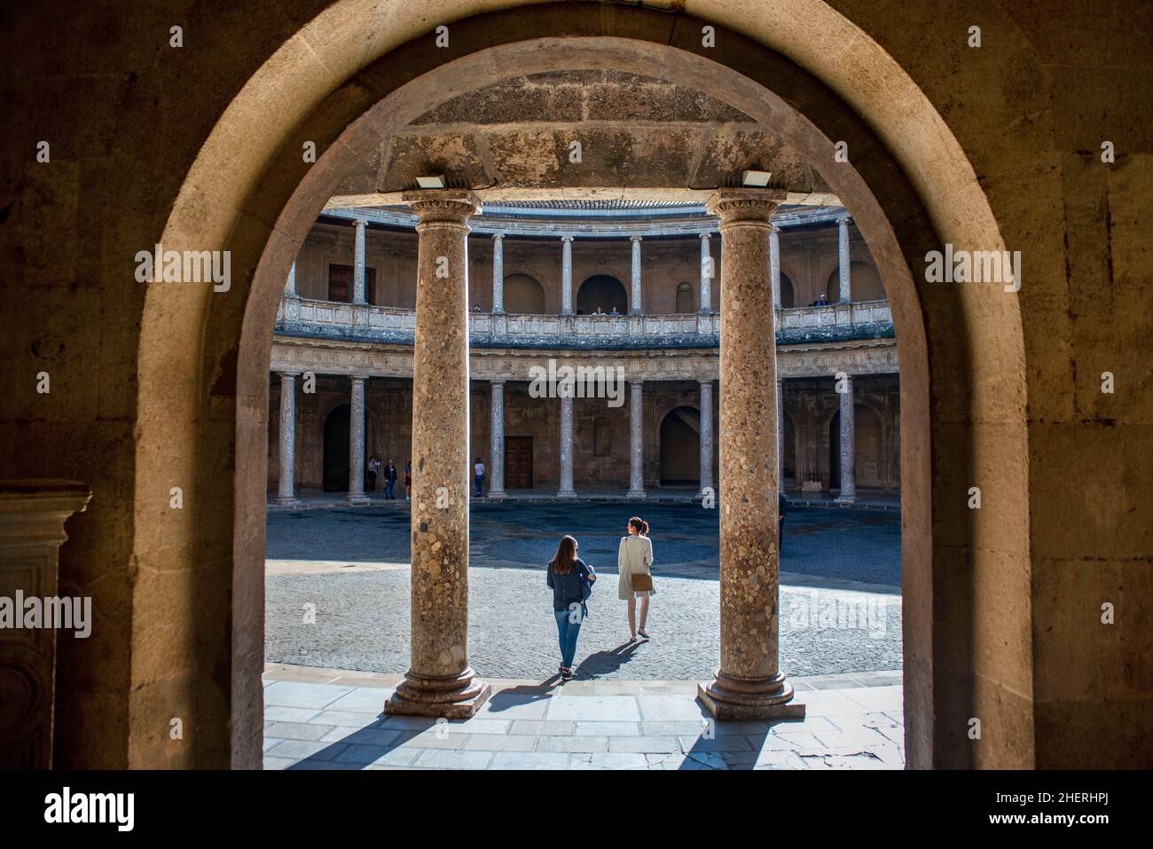 Geschnitzte Säulen in einem inneren Palast von Carlos V., dem Alhambra Palast Granada, Spanien. Das Gebäude verfügt über zwei Ebenen: Die untere Ebene der Terrasse hat 3 Stockfoto