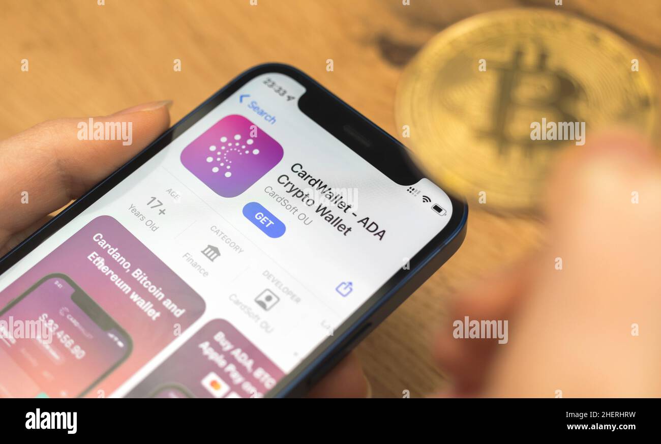 Kharkov, Ukraine - 10. Januar 2022: CardWallet ADA Cardano Wallet App-Symbol Nahaufnahme. Frau mit Anwendung auf dem Apple iPhone 12 Stockfoto