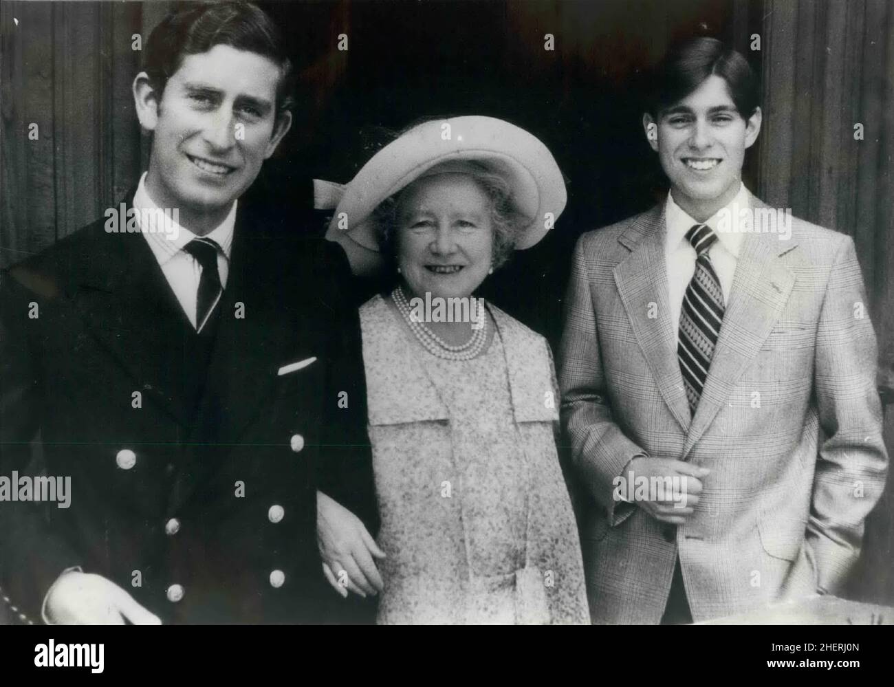 1975. August - London, England, Vereinigtes Königreich - Ihre Majestät, die KÖNIGIN, WIRD ihren 75. Geburtstag feiern. Die Königin Mutter in Windsor, mit zwei ihrer Enkel, S.H. PRINZ CHARLES, links und S.H. PRINZ ANDREW. Kredit: Keystone Presseagentur/ZUMA Wire/Alamy Live Nachrichten Stockfoto