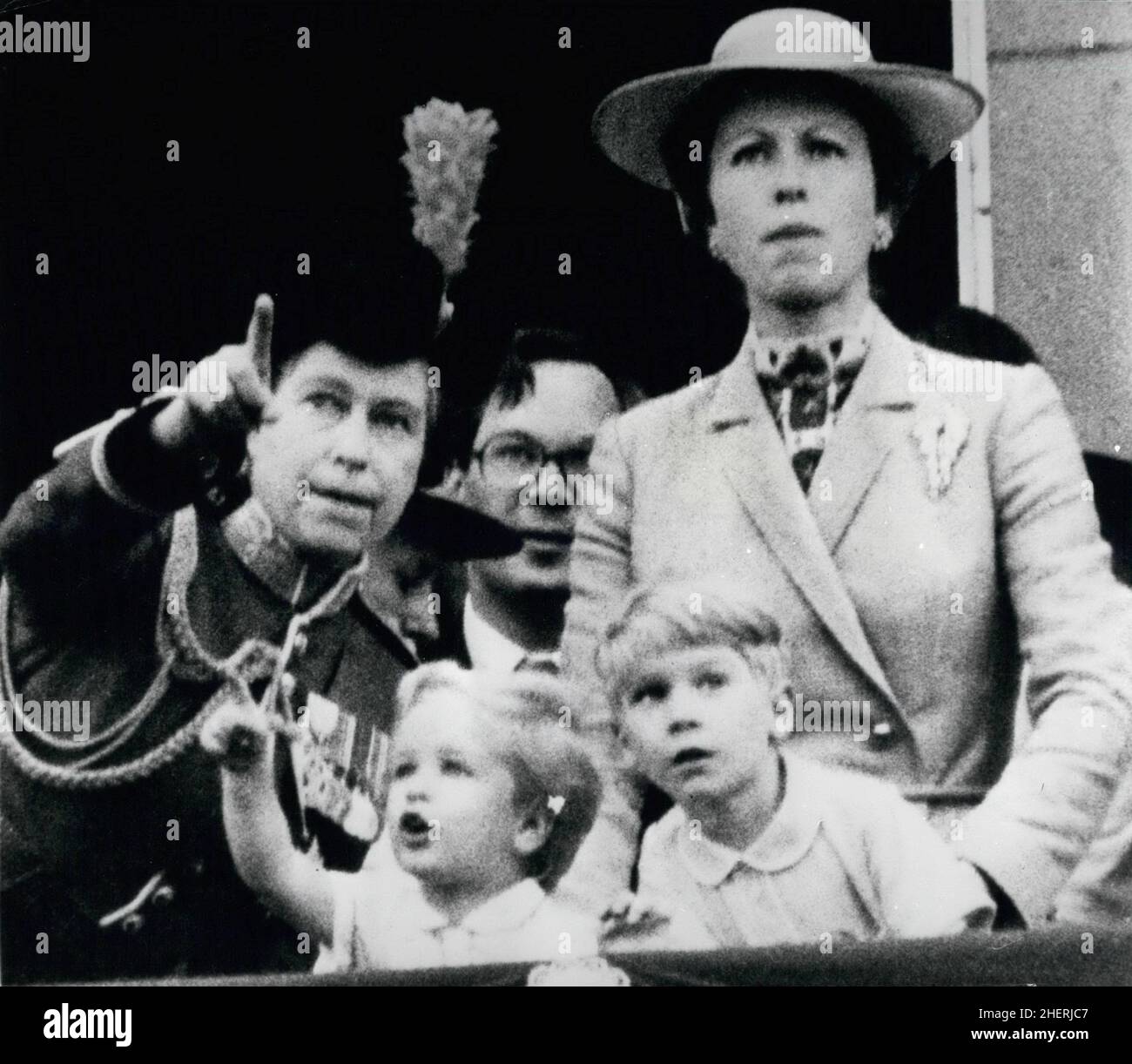 London, England, Großbritannien. 06th. Juni 1980. KÖNIGIN ELIZABETH II. Zeigt ihrem Enkel, Meister PETER PHILLIPS, links im Vordergrund, und dem EARL OF ULSTER, der vor PRINZESSIN ANNE auf dem Balkon des Buckingham Palace steht, nach der jährlichen Trooping the Colour Ceremony, die den offiziellen Geburtstag der Königin feiert, Flugzeuge an, die an einem Flipper teilnehmen. Kredit: Keystone Presseagentur/ZUMA Wire/Alamy Live Nachrichten Stockfoto