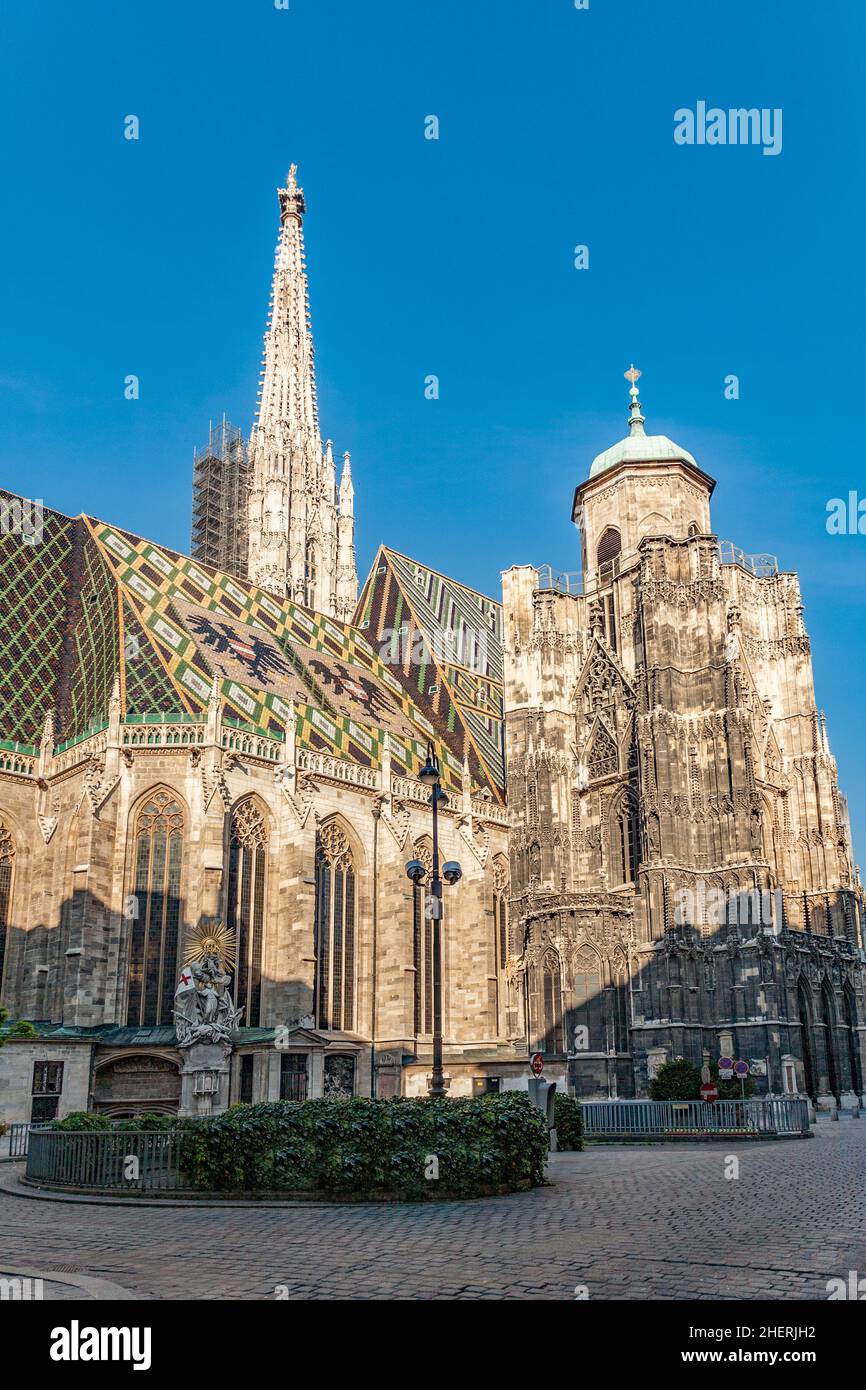 stephansdom in Wien unter blauem Himmel Stockfoto