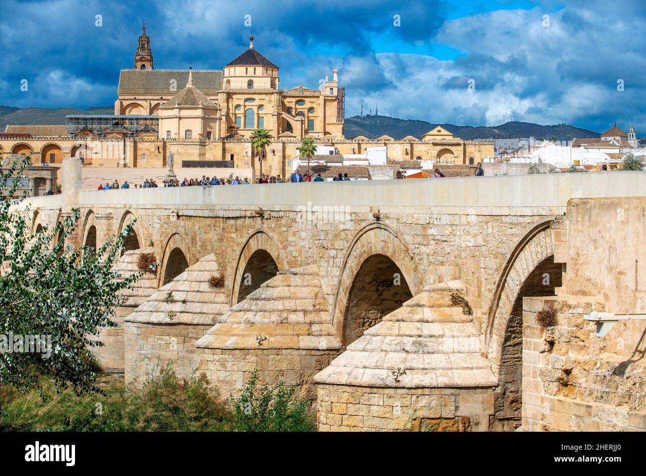 Römische Brücke am Guadalquivir Fluss und Moschee-Kathedrale Kathedrale La Mezquita Moschee in der historischen Altstadt La Juderia, Cordoba, Andalusien, Spai Stockfoto