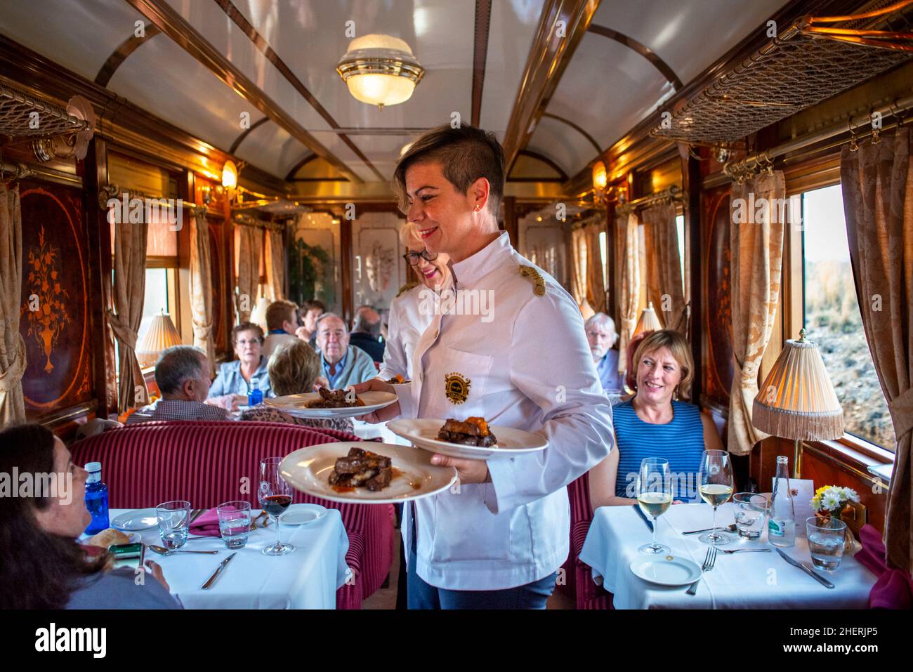 Gourmet-Gerichte werden im Luxuszug Al-Andalus serviert, der durch Andalusien Spanien fährt. Der Al Andalus-Zug nimmt eine Tour von 7 Tagen und 6 Nächten, vis Stockfoto