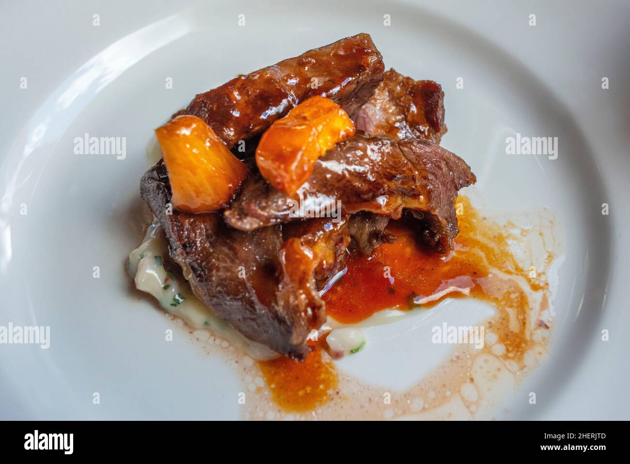 Fleischgericht mit Stierschwanz, serviert im Luxuszug Al-Andalus, der durch Andalusien in Spanien fährt. Der Al Andalus-Zug fährt 7 Tage und 6 Nächte Stockfoto