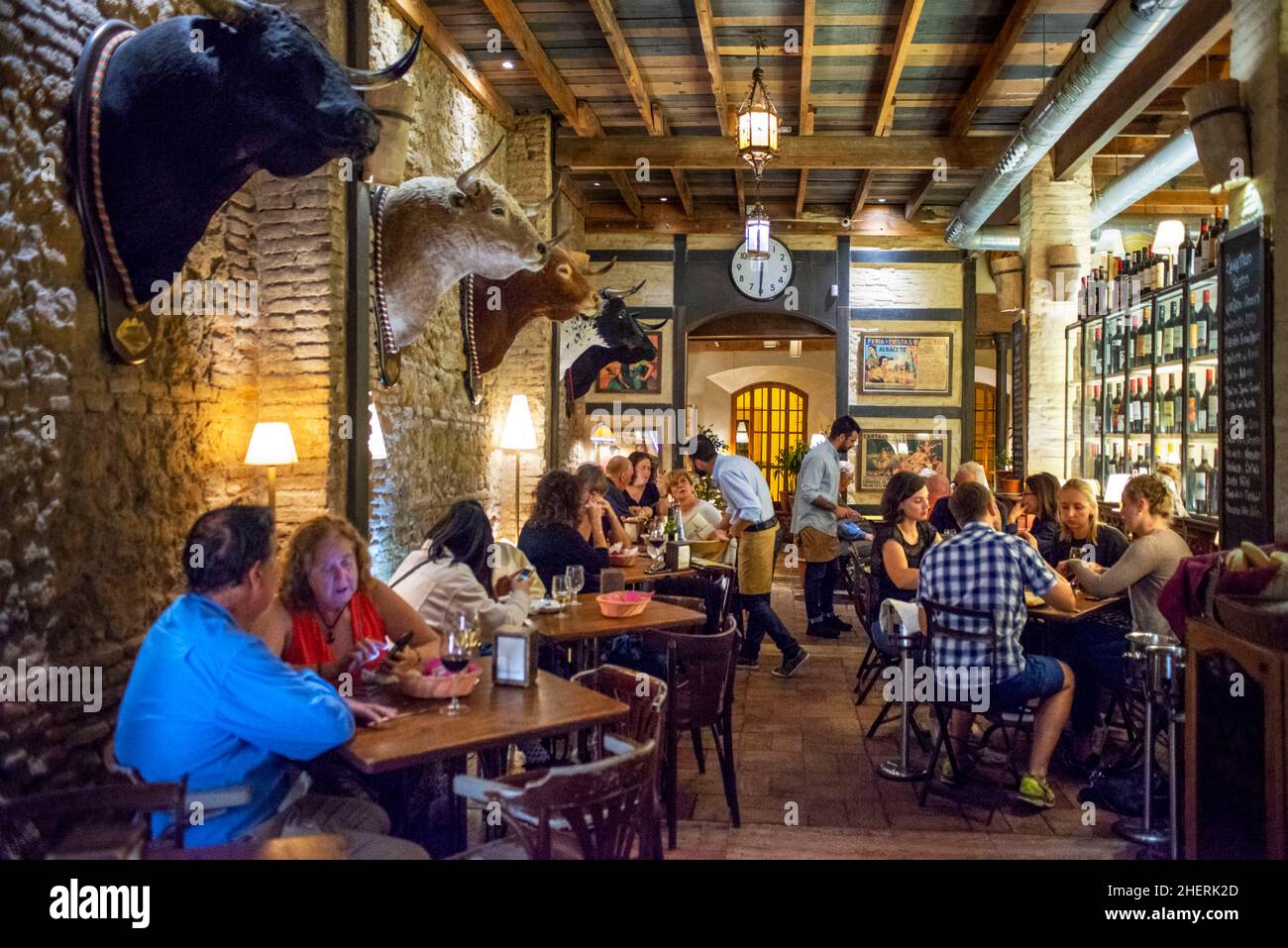 Baratillo Bull fighters Restaurant Tapas-Bar im Stadtteil Santa Cruz Sevilla Antalusia Spanien die Lounges sind zu 100% sevillanisch dekoriert: Bullenköpfe, Stockfoto