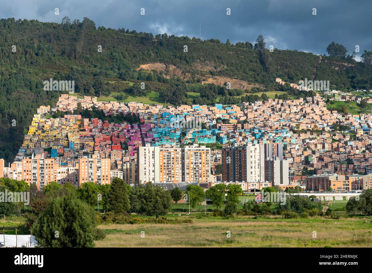 Suburban bunte Wohnhügel Entwicklung von Barrio Buenavista, Bogotá, Bogota, Kolumbien Stockfoto