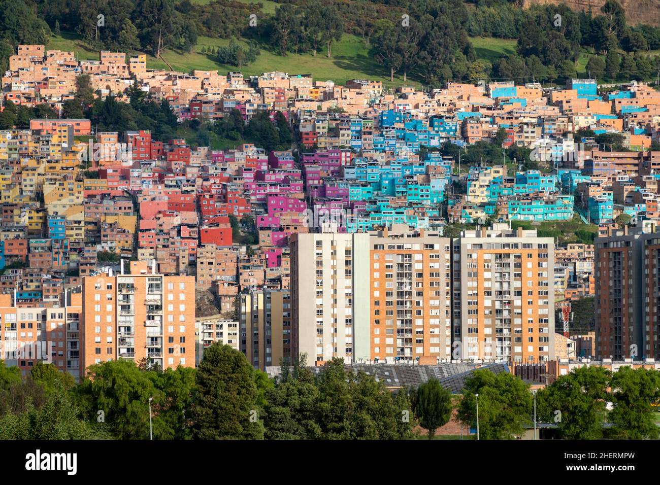 Suburban bunte Wohnhügel Entwicklung von Barrio Buenavista, Bogotá, Bogota, Kolumbien Stockfoto